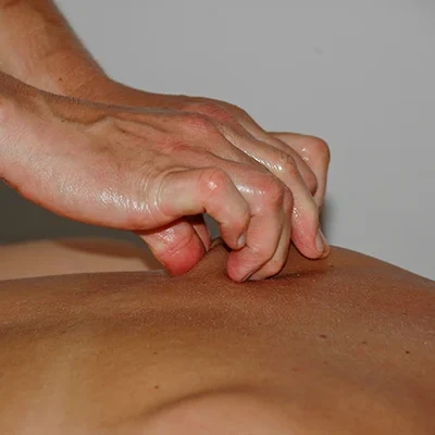kvinde udfører nordlys massage